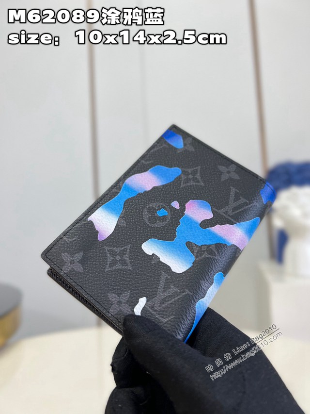 LV專櫃2023新款Room with a View系列護照套 M62089塗鴉藍 路易威登飄浮雲朵圖案護照套 dn1409